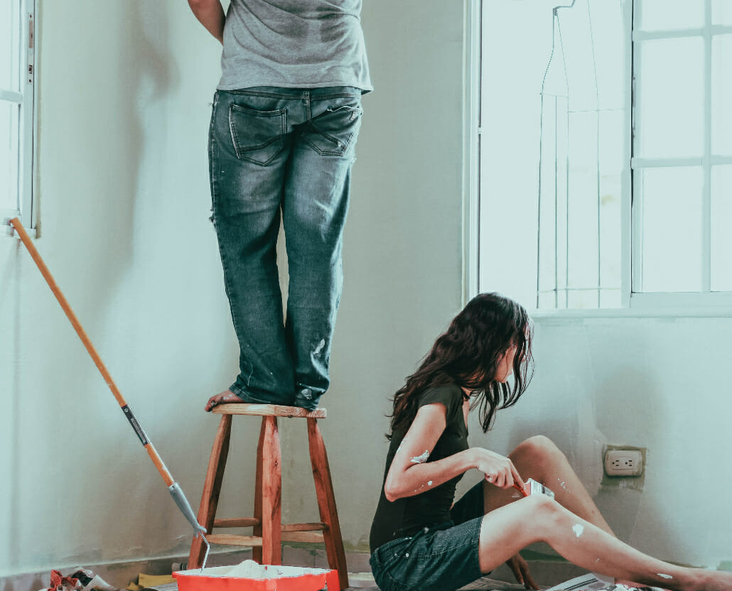 Wondering where to live between selling and buying? This article can guide you through every option, including self storage.